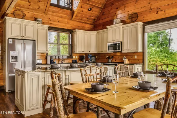 729 Bear Walk WAY, Gatlinburg, TN 37738