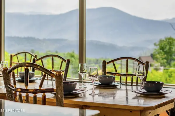 729 Bear Walk WAY, Gatlinburg, TN 37738