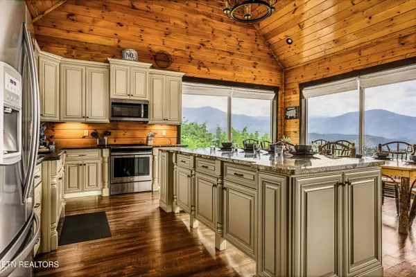 729 Bear Walk WAY, Gatlinburg, TN 37738