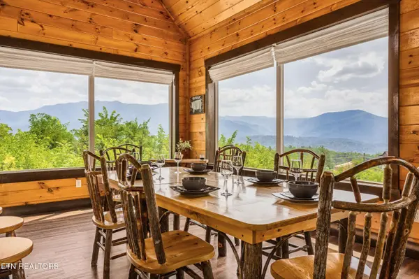 729 Bear Walk WAY, Gatlinburg, TN 37738