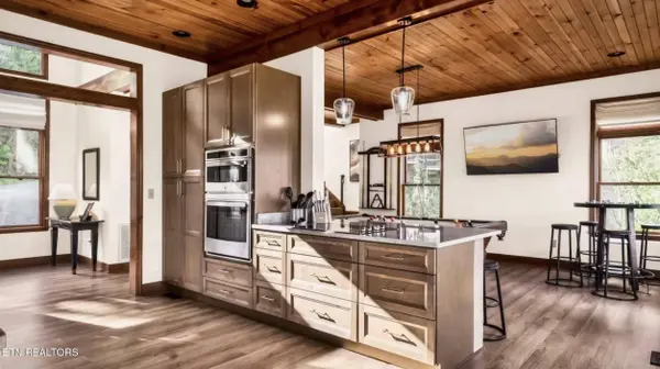 811 Sourwood DR, Gatlinburg, TN 37738