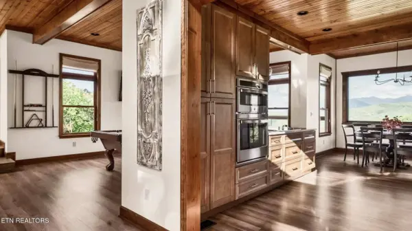 811 Sourwood DR, Gatlinburg, TN 37738
