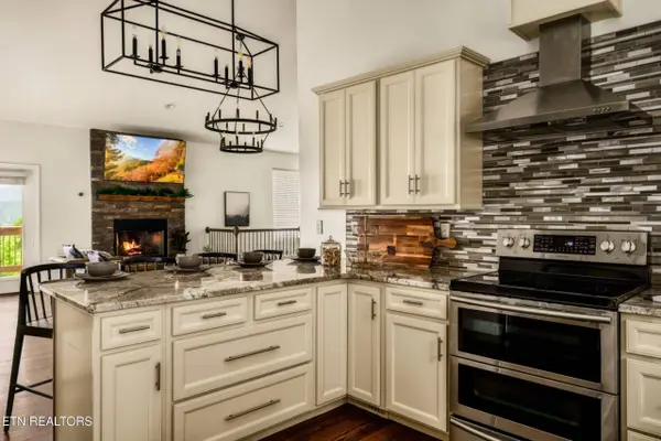 760 Wiley Oakley DR, Gatlinburg, TN 37738