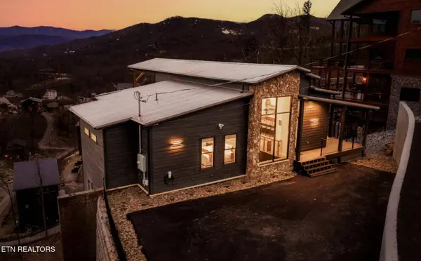 829 Wiley Oakley DR, Gatlinburg, TN 37738