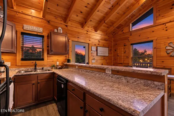 705 Rondayview LN, Sevierville, TN 37876