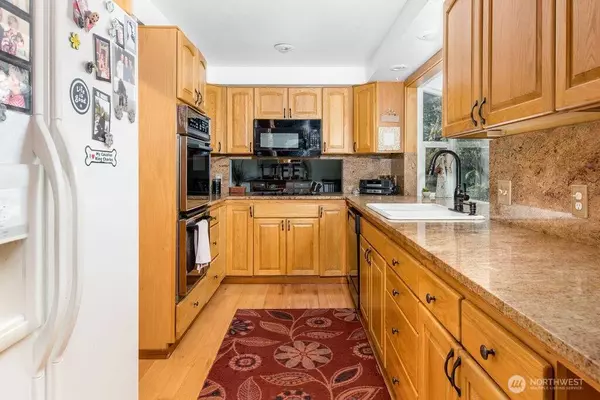 908 Riverside DR SE, North Bend, WA 98045