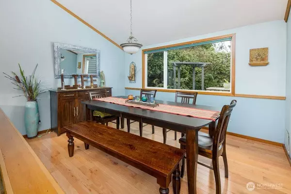 908 Riverside DR SE, North Bend, WA 98045