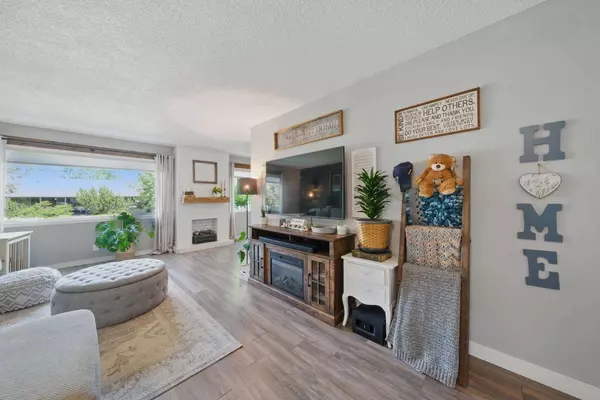 225 2 AVE NE, Airdrie, AB T4B 2B8