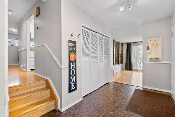 215 Ranchview CT NW, Calgary, AB T3G 1A5