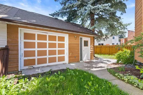 215 Ranchview CT NW, Calgary, AB T3G 1A5