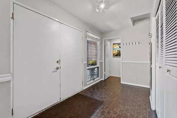 215 Ranchview CT NW, Calgary, AB T3G 1A5