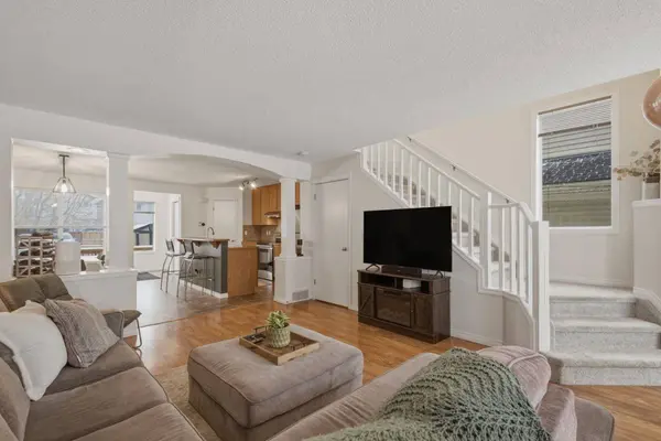 59 Prestwick Bay SE, Calgary, AB T2Z 4S4