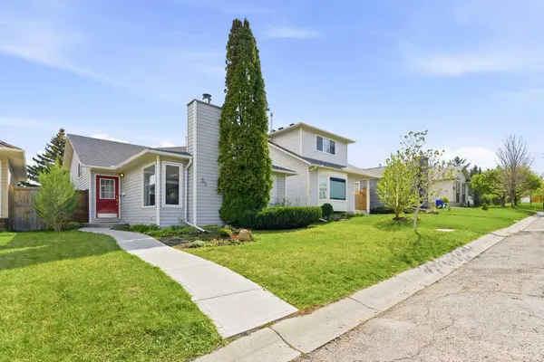 35 Millbank RD SW, Calgary, AB T2Y 2B6