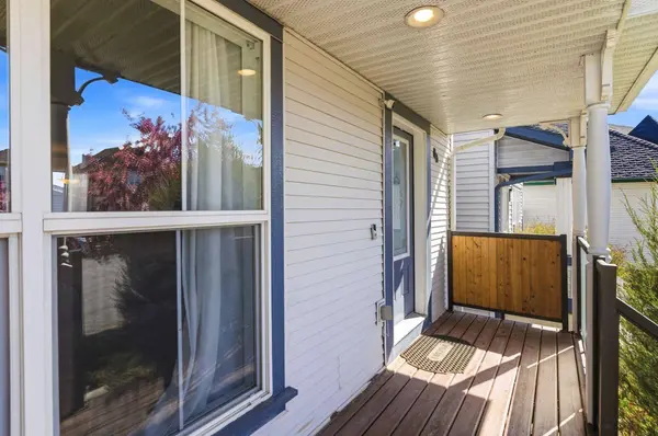 80 Prestwick Bay SE, Calgary, AB T2Z 4S4