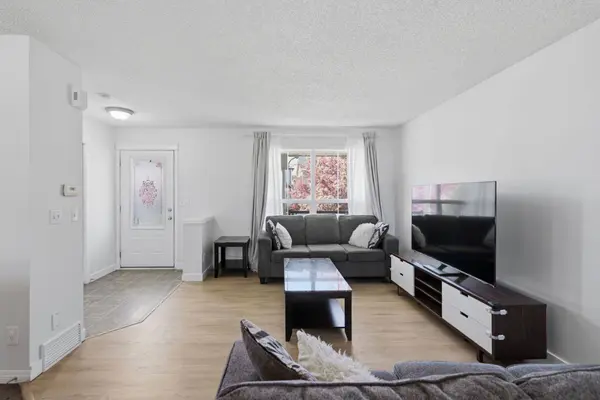 80 Prestwick Bay SE, Calgary, AB T2Z 4S4