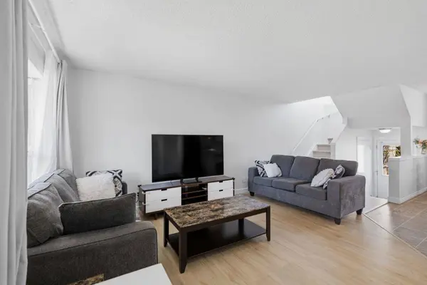 80 Prestwick Bay SE, Calgary, AB T2Z 4S4