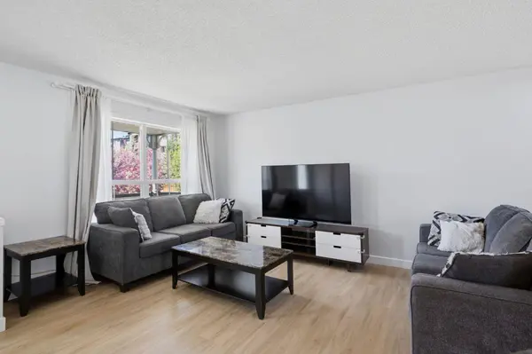 80 Prestwick Bay SE, Calgary, AB T2Z 4S4