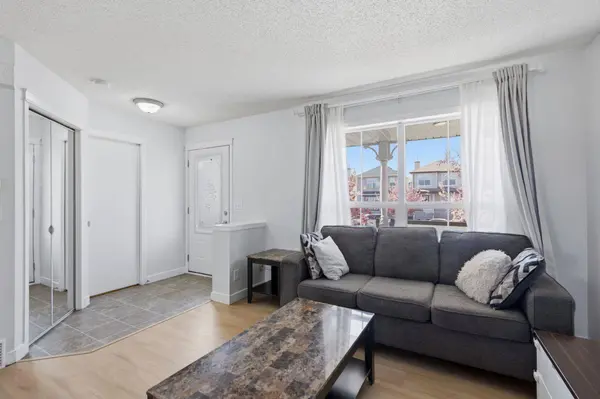 80 Prestwick Bay SE, Calgary, AB T2Z 4S4