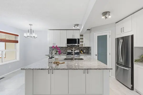128 Valley Brook CIR NW, Calgary, AB T3B 5S2