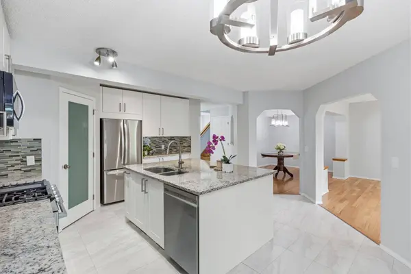 128 Valley Brook CIR NW, Calgary, AB T3B 5S2