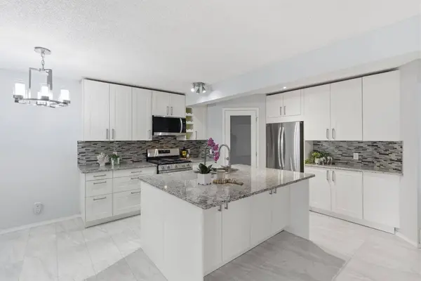 128 Valley Brook CIR NW, Calgary, AB T3B 5S2