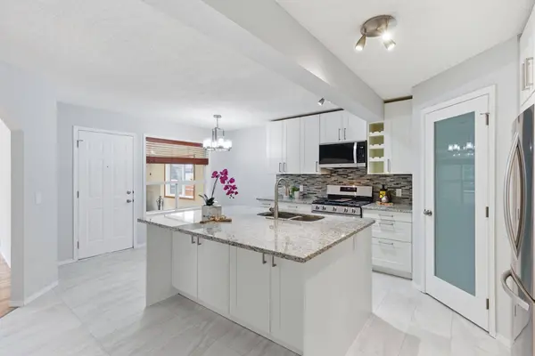 128 Valley Brook CIR NW, Calgary, AB T3B 5S2