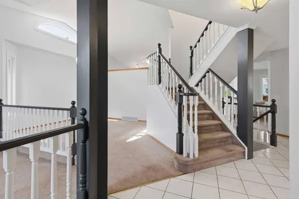 58 SE Mountain Park DR SE, Calgary, AB T2Z 1P4