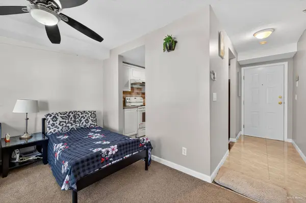 13780 76 AVE #306, Surrey, BC V3W 1E5