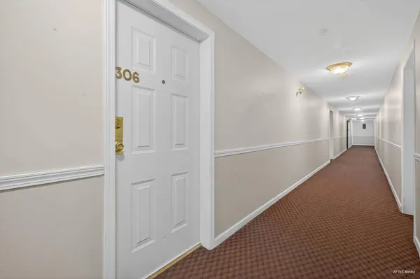 13780 76 AVE #306, Surrey, BC V3W 1E5