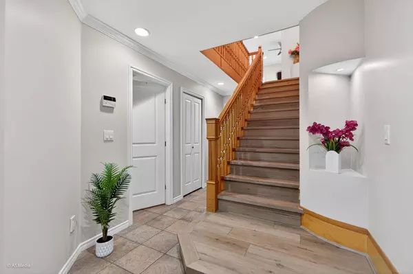 14170 65 AVE, Surrey, BC V3W 1N1