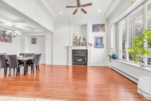 12168 96a AVE, Surrey, BC V3V 7C3