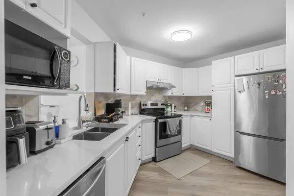 7171 121 ST #210, Surrey, BC V3W 1G9