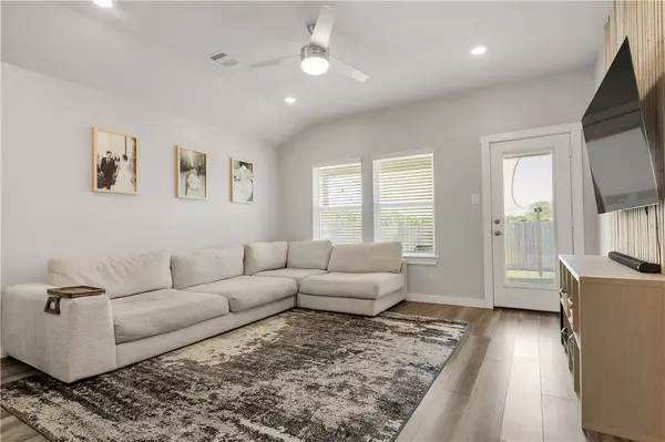 1104 Amistad LOOP, College Station, TX 77845