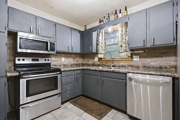212 N Union ST, New Franklin, MO 65274