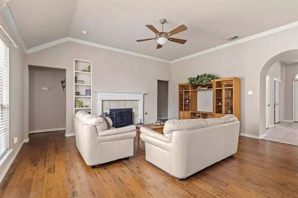 632 Delores Drive, Grand Prairie, TX 75052