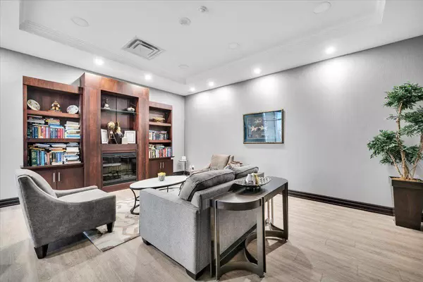 335 Rathburn RD W #312, Mississauga, ON L5B 0C8