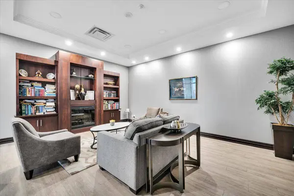 335 Rathburn RD W #312, Mississauga, ON L5B 0C8