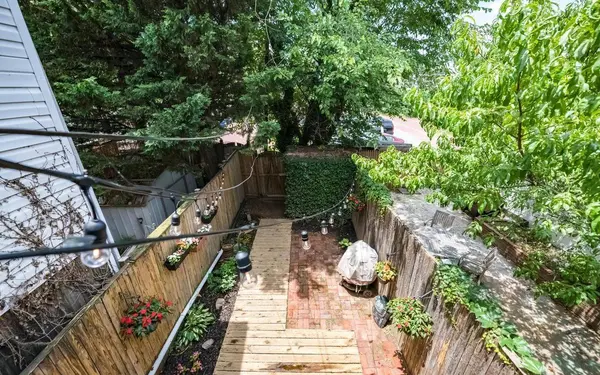 329 17th St SE, Washington, DC 20003-2431