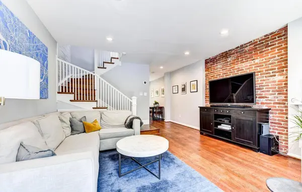 329 17th St SE, Washington, DC 20003-2431