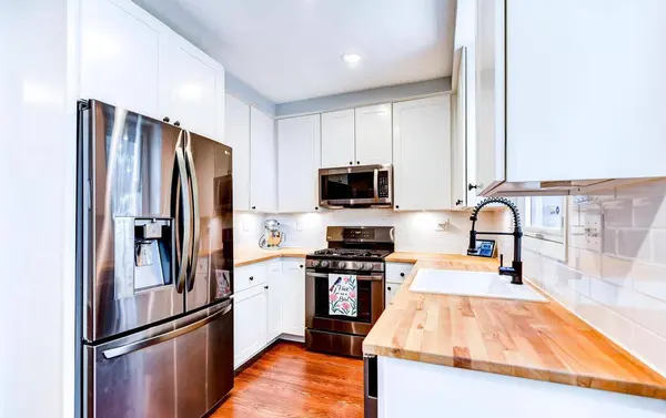 329 17th St SE, Washington, DC 20003-2431