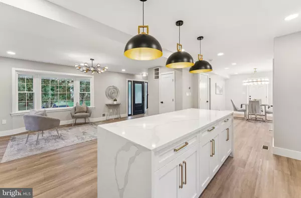 2308 Creek Dr, Alexandria, VA 22308-2722