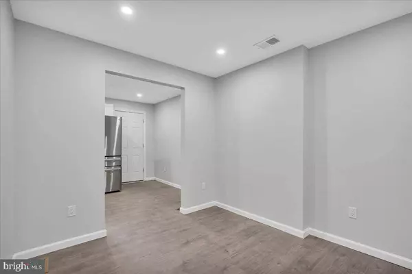 1065 IRONSIDE RD, Camden, NJ 08104