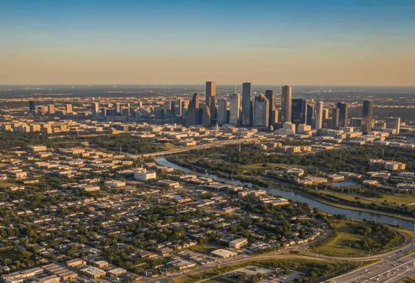 Inner Loop vs. The ’Burbs: Which 2026 Houston Life is Actually Calling Your Name?