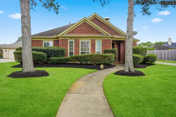 2894 Smokey Lake LN, Dickinson, TX 77539
