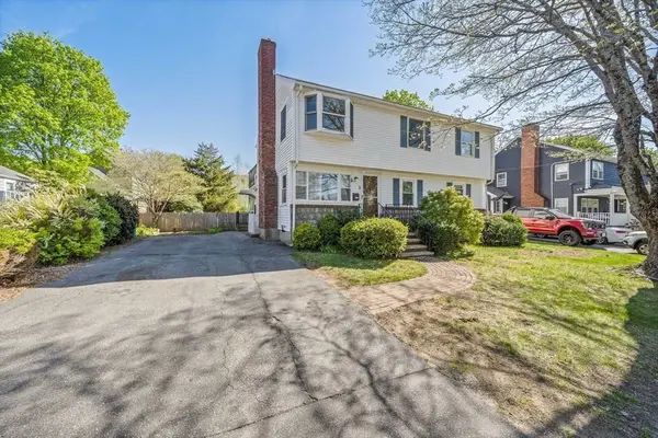 8 Lawson Ln, Braintree, MA 02184