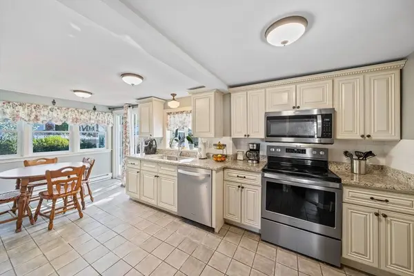 8 Lawson Ln, Braintree, MA 02184