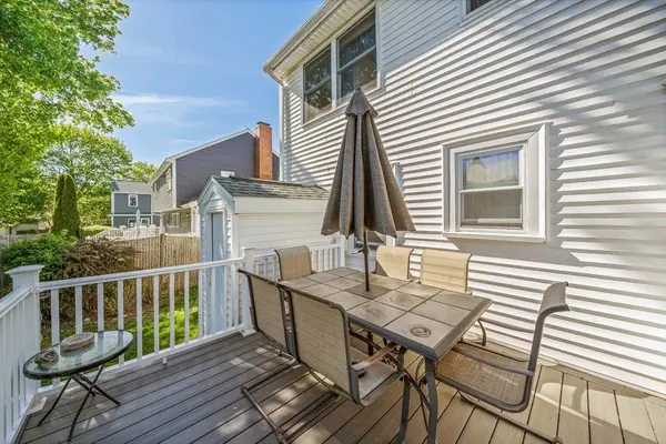 8 Lawson Ln, Braintree, MA 02184