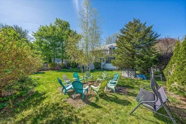 8 Lawson Ln, Braintree, MA 02184