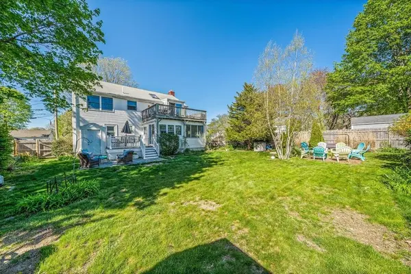 8 Lawson Ln, Braintree, MA 02184