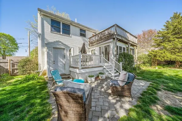 8 Lawson Ln, Braintree, MA 02184
